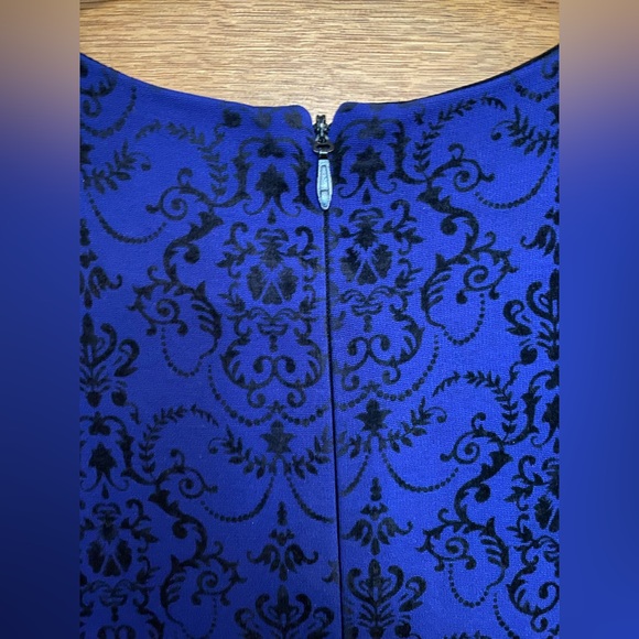 City Chic peplum dress with textured damask print - Picture 3 of 6